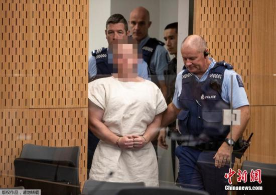 当地时间3月16日，新西兰克赖斯特彻奇，被控参与克赖斯特彻奇清真寺枪击案的嫌犯布伦顿·塔兰特(Brenton Tarrant)在当地法院出庭受审，他被控谋杀罪。