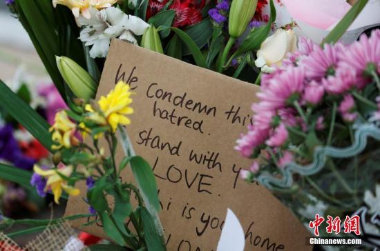 当地时间3月16日，新西兰民众哀悼克赖斯特彻奇清真寺枪击案的遇难者并献上鲜花表示悼念。