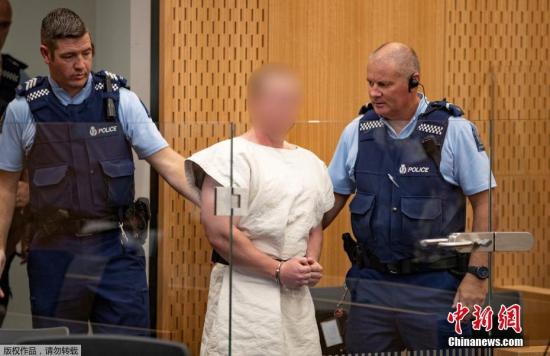 当地时间3月16日，新西兰克赖斯特彻奇，被控参与克赖斯特彻奇清真寺枪击案的嫌犯布伦顿·塔兰特(Brenton Tarrant)在当地法院出庭受审，他被控谋杀罪。