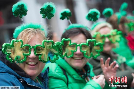 2019年3月16日，纽约举行圣帕特里克节游行，吸引众多市民和游客前来观看。每年3月17日，为纪念爱尔兰守护神圣帕特里克，美国的爱尔兰后裔在这一天喜欢佩戴三叶草，用爱尔兰国旗颜色黄绿两色装饰房间，身穿绿色衣服，并向宾客赠送三叶草饰物等。