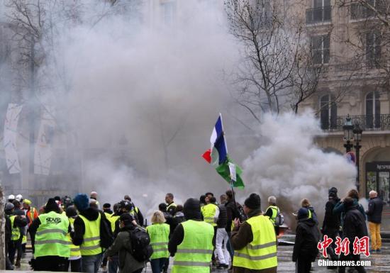 当地时间3月16日，巴黎发生大规模示威。这是巴黎自去年11月以来遭遇的第18轮示威，据法国内政部的统计，有10000人在巴黎参与示威。大批示威者当天在香榭丽舍大街抗议。<a target='_blank' href='http://www.chinanews.com/'>中新社</a>记者 李洋 摄