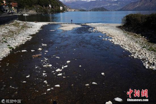 资料图：当地时间2019年3月19日，意大利科莫，受气候变化影响，意大利旅游胜地科莫湖的水量正在减少，目前的水量缺口达9500万立方米，比平均水平低21%。 图片来源：视觉中国