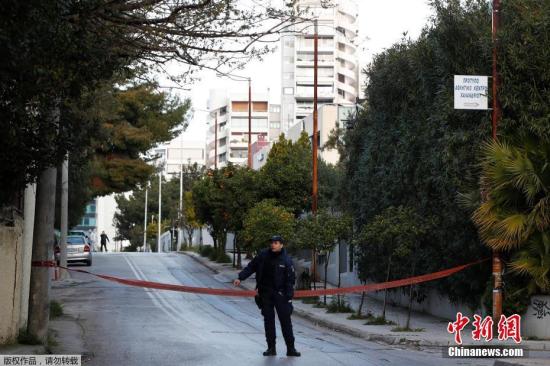 当地时间3月22日，希腊警方在搜查俄罗斯驻雅典领事馆外的地区。据悉，俄罗斯驻雅典领事馆的警察执勤岗亭当天遭人投掷手榴弹袭击。图为一名警察在封锁现场。