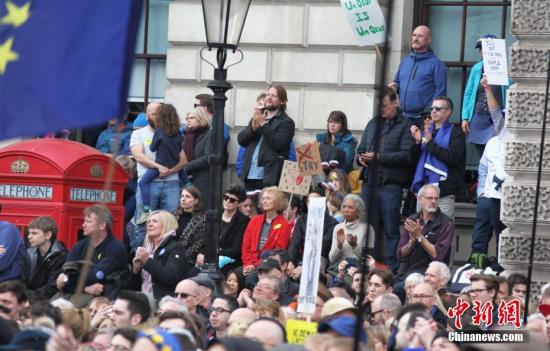 资料图：2019年3月23日，在欧盟同意英国延迟脱欧、英国脱欧前景仍面临“灾难的不确定性”困境之际，伦敦市中心举行了大规模呼吁举行“第二次脱欧公投”的示威游行。<a target='_blank' href='http://www.chinanews.com/'>中新社</a>记者 张平 摄