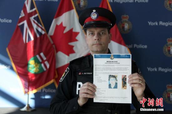 当地时间3月25日，加拿大警方披露，加拿大大多伦多地区万锦市(Markham)一名22岁中国留学生遭绑架的案件有新进展。绑匪作案所用的汽车已被找到，但受害人仍下落不明。图为当地约克区警察局发言人帕滕顿(Andy Pattenden)25日接受中新社采访时向记者展示附有受害人Wanzhen LU照片的案情进展新闻稿。他并表示，此次案情罕见，警方正全力侦查。中新社记者 余瑞冬 摄