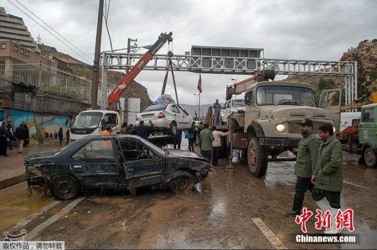 当地时间2019年3月25日，伊朗Shiraz遭受洪水侵袭，街边轿车受损严重。
