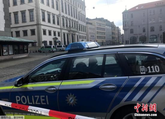 当地时间月26日，德国奥格斯堡市，警方守在市政厅外。奥格斯堡市警方发言人证实，因受炸弹威胁，该市市政厅内人员被疏散。