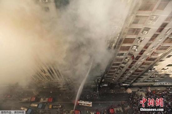 当地时间3月28日，孟加拉国首都达卡一大楼发生火灾。据《每日星报》28日报道，孟加拉国首都达卡巴纳尼路的一座19层大楼发生火灾。目击者称，至少6人从楼上跳下逃生。跳楼者的情况尚不能确定，但他们已经在第一时间前往最近的医疗机构就医。