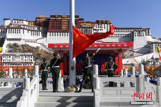 3月28日，布达拉宫广场举行升国旗仪式。当日，庆祝西藏民主改革60周年大会在拉萨布达拉宫广场举行。/p中新社记者 何蓬磊 摄