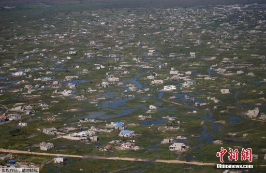 热带气旋“伊代”14日在贝拉登陆，随后席卷邻国津巴布韦和马拉维，19日再次给莫桑比克带去强降雨并持续到21日，洪水灾害升级，数百人失踪。图为“伊代”过后，贝拉市附近的村庄遍布污水坑。文字来源：新华社