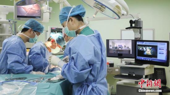 资料图：一家医院内，医生正在进行手术。<a target='_blank' href='http://www.chinanews.com/'>中新社</a>发 钟欣 摄