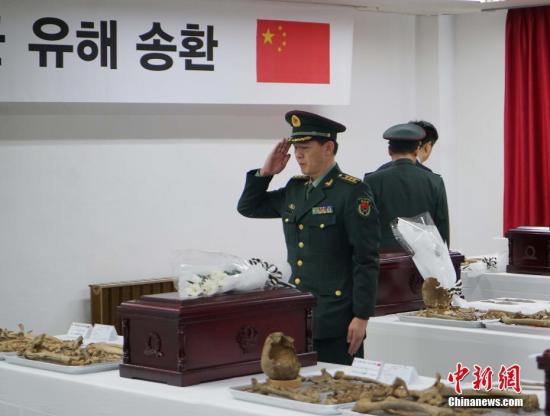 4月1日，中韩在韩国仁川举行第六批在韩中国人民志愿军烈士遗骸装殓仪式。中方代表现场进行了默哀、献花等悼念活动。/p中新社记者 曾鼐 摄