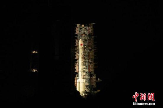 资料图：北京时间3月31日23时51分，中国在西昌卫星发射中心用“长征三号乙”运载火箭，将“天链二号01星”送入太空。郭文彬 摄