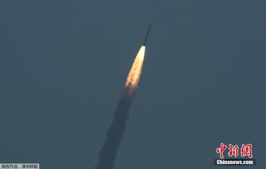 当地时间4月1日，印度萨迪什-达万航天中心，极地卫星运载火箭（PSLV）携带电磁频谱测量卫星EMISAT和28颗其他卫星发射升空。