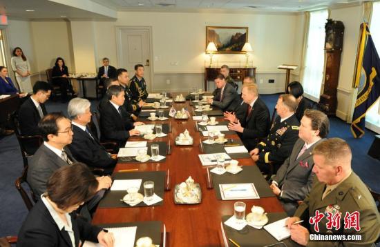 当地时间4月1日，美国国防部代理部长沙纳汉与韩国国防部长官郑景斗在五角大楼举行会晤。/p中新社记者 陈孟统 摄