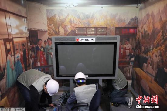 资料图：当地时间2019年4月3日，韩国首尔的大韩红十字会大楼，工作人员对韩朝离散家属视频通话室进行修缮。