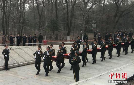 4月4日，10具志愿军烈士遗骸安葬仪式在沈阳抗美援朝烈士陵园举行。3日，10具在韩中国人民志愿军烈士遗骸由中国人民解放军空军专机接运回国，这是自2014年以来中韩双方第六次进行在韩中国人民志愿军烈士遗骸交接工作，也是中国退役军人事务部首次负责该项工作。/p中新社发 邹新江 摄 图片来源：CNSPHOTO