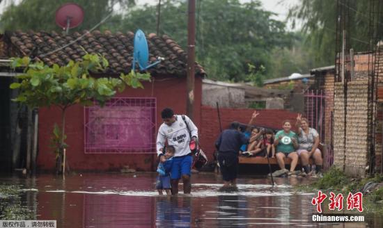 资料图：当地时间2019年4月3日，巴拉圭首都亚松森市宣布进入为期三个月的紧急状态。大雨导致巴拉圭河洪水泛滥，超2000户居民被迫撤离，