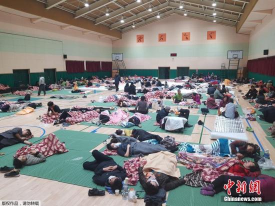 资料图：韩国束草市山火期间，疏散人群被安置在临时避难所。