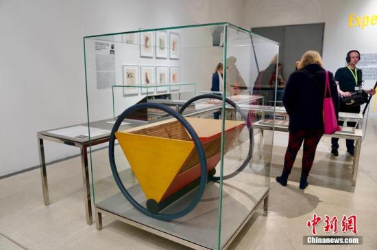 4月4日，即将开幕的魏玛新包豪斯博物馆。德国魏玛是1919年国立包豪斯学校诞生地。2019年是包豪斯诞生百年。作为一种思潮，其对20世纪以降的建筑、工业设计、摄影、戏剧、平面设计等有着深远影响。图为魏玛包豪斯最著名的象征之一、彼得·克勒设计于1922年的“包豪斯摇篮”。/p中新社记者 彭大伟 摄