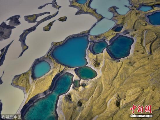 4月6日讯，46岁的俄罗斯慈善工作人员 Stas Bartnikas用一架小型赛斯纳飞机拍了冰岛的风光图，宛若一幅色彩饱满的油画，图片中明亮的蓝色和绿色是融化的冰川。图片来源：视觉中国