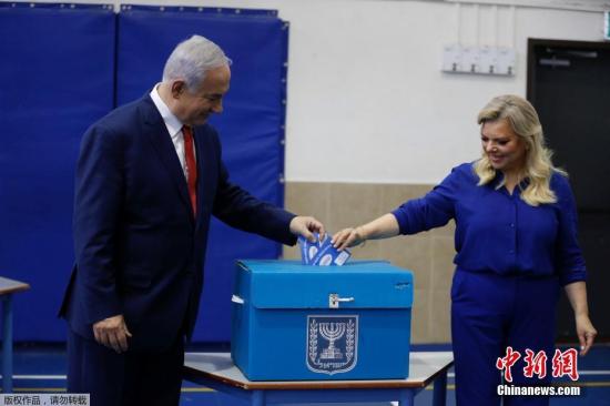 资料图：以色列总理内塔尼亚胡夫妇参与选举投票。