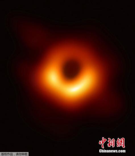 全世界200多位科学家合作完成的一项重大天文学成果——人类首张黑洞照片，北京时间4月10日晚在全球多地同步发布。事件视界望远镜(EHT)宣布，已成功获得超大黑洞的第一个直接视觉证据，该黑洞图像揭示了室女座星系团中超大质量星系M87中心的黑洞，它距离地球5500万光年，质量为太阳的65亿倍。