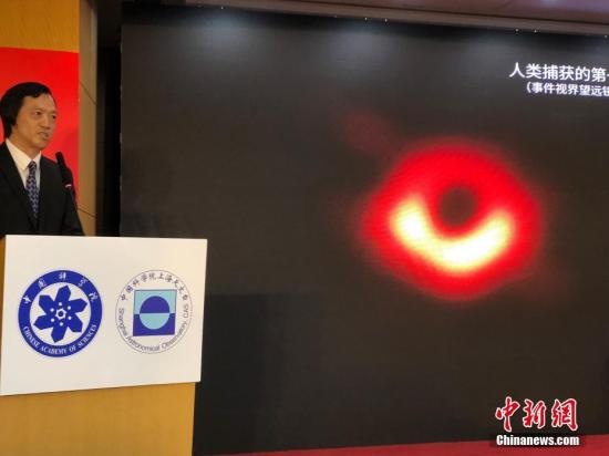 全世界200多位科学家合作完成的一项重大天文学成果——人类首张黑洞照片，北京时间4月10日晚在全球多地同步发布。事件视界望远镜（EHT）宣布，已成功获得超大黑洞的第一个直接视觉证据，该黑洞图像揭示了室女座星系团中超大质量星系M87中心的黑洞，它距离地球5500万光年，质量为太阳的65亿倍。/p中新社记者 孙自法 摄