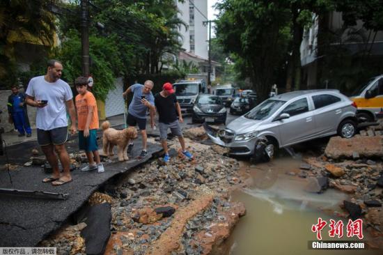 资料图：当地时间4月9日，巴西里约热内卢被暴雨冲毁的街道。