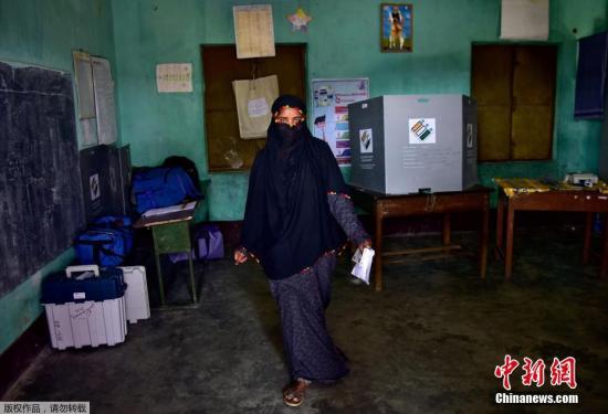 4月11日，印度人民院（议会下院）选举第一阶段投票正式开始。根据印度选举委员会公布的日程，本次大选将从4月11日至5月19日分七个阶段进行。选举结果将于5月23日公布。其中第一阶段投票覆盖马哈拉施特拉邦、特伦甘纳邦、西孟加拉邦、安德拉邦等多个地区，将在17万个投票站同时进行，约有1.42亿选民参加此轮投票。
