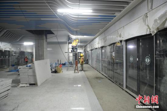 4月11日，工人们在呼和浩特地铁1号线一期工程的第十六座车站——后不塔气地铁站隧道内施工。据了解，呼和浩特地铁1号线一期工程各站点的建设及设备安装都在有序进行中。/p中新社记者 刘文华 摄