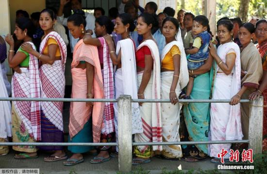 4月11日，印度人民院（议会下院）选举第一阶段投票正式开始。根据印度选举委员会公布的日程，本次大选将从4月11日至5月19日分七个阶段进行。选举结果将于5月23日公布。其中第一阶段投票覆盖马哈拉施特拉邦、特伦甘纳邦、西孟加拉邦、安德拉邦等多个地区，将在17万个投票站同时进行，约有1.42亿选民参加此轮投票。