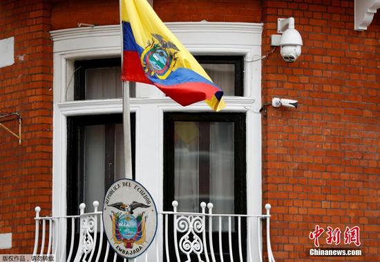 据外媒4月11日报道，英国警方逮捕了维基解密创始人阿桑奇。据此前媒体报道，阿桑奇自2012年起一直藏身在厄瓜多尔驻伦敦大使馆。由于担心在维基解密的活动被瑞典政府引渡给美国，他请求政治庇护。2018年12月，厄瓜多尔总统莫雷诺曾表示，已收到英国的书面保证，称阿桑奇不会被引渡到可能导致其生命危险的国家。他可以离开该国驻伦敦大使馆，相关的安全顾虑“已被清除”。但阿桑奇对英厄之间达成的协议表示拒绝，因为它没有保证阿桑奇不会被引渡到美国。（资料图）