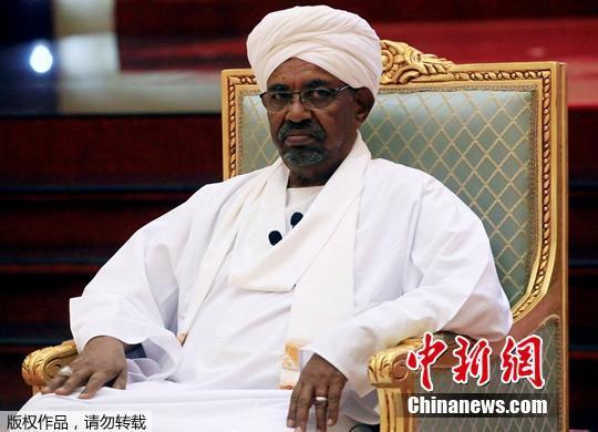 据报道，苏丹国防部长阿瓦德·穆罕默德·艾哈迈德·本·奥夫(Awad Mohamed Ahmed Ibn Auf)在声明中还宣布，将关闭领空24小时并关闭边境口岸，直到另行通知。据路透社报道，苏丹国防部长宣布暂停宪法，称将在过渡时期结束时举行选举。图为苏丹总统巴希尔资料图片。
