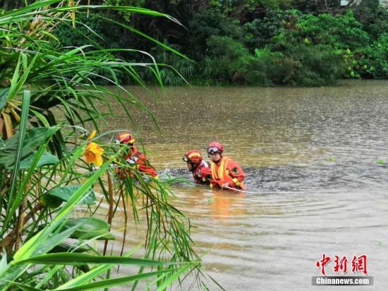 4月12日，在深圳市罗湖区西湖宾馆旁以及东湖公园，消防等多方力量仍在地毯式搜寻因暴雨失踪人员。 赖高第 摄