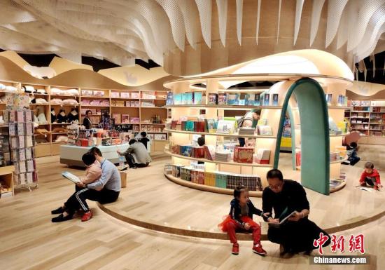 资料图:“高颜值”书店吸引市民前来看书。中新社记者 吕明 摄 资料图:“高颜值”书店吸引市民前来看书。中新社记者 吕明 摄