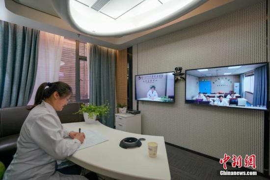 资料图：贵州省首个5G智慧医院为患者远程看病。中新社记者 贺俊怡 摄