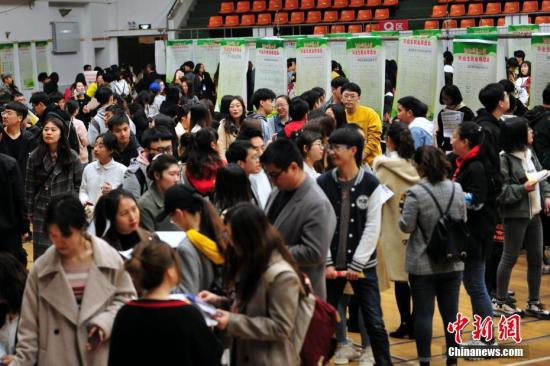 4月11日，沈阳师范大学2019届毕业生春季大型就业双选会在该校星晔会堂举办，300余家用人单位提供近万个就业岗位，其中涉及学校、事业单位、培训机构、高科技企业等，吸引了3500余名应届毕业生到场求职。图为学生在双选会现场寻找合适的职位。<a target='_blank' href='http://www.chinanews.com/'>中新社</a>记者 于海洋 摄