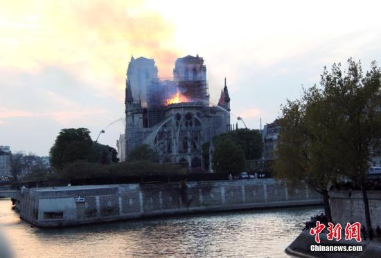当地时间4月15日晚，法国首都巴黎的著名地标巴黎圣母院发生大火，受损严重。大批消防人员在现场进行扑救。/p中新社记者 李洋 摄