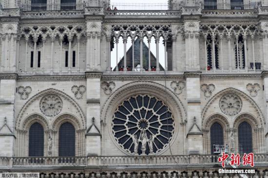 当地时间4月16日，法国消防人员在巴黎圣母院顶部检查，防止复燃。4月15日晚，巴黎圣母院发生大火，持续燃烧数小时，数百名消防员全力扑救。