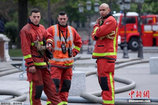 尽管数百名消防员投入灭火工作，但对于如此猛烈的大火，扑救显得颇为吃力，看着“灰头土脸”的巴黎圣母院，消防员们也一脸哀伤。