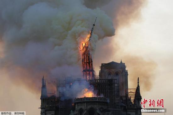 当地时间4月15日，法国巴黎圣母院起火。在大火中，大教堂著名的尖塔坠落，内部损伤严重。