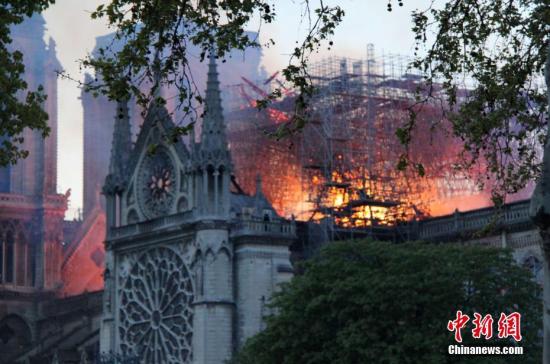 当地时间4月15日晚，法国首都巴黎的著名地标巴黎圣母院发生大火，受损严重。大批消防人员在现场进行扑救。/p中新社记者 李洋 摄