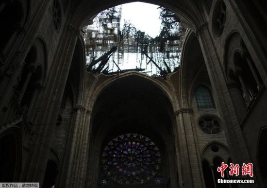 当地时间4月16日，法国消防部门宣布巴黎圣母院大火被完全扑灭。巴黎圣母院的大部分顶部被烧毁，屋顶出现一个大洞。火灾过后，大教堂内部四处散落着烧焦的碎片。