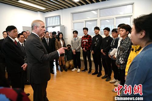 4月16日，英国约克公爵安德鲁王子在中国人民外交学会会长吴海龙的陪同下访问福建师范大学，看望英中合作办学的福建师范大学光电与信息工程学院通信工程专业首届学生。<a target='_blank' href='http://www.chinanews.com/'>中新社</a>记者 王东明 摄