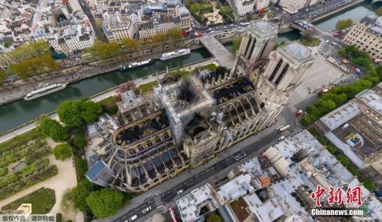 资料图：当地时间4月15日傍晚，巴黎圣母院发生严重火灾，93米的尖顶在大火中塔塌。当地时间16日上午，火灾被扑灭，大教堂的主体结构和钟楼暂时得以保存。