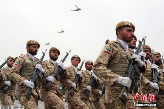 当地时间4月18日，伊朗在首都德黑兰举行阅兵式庆祝建军节，多型武器装备亮相。