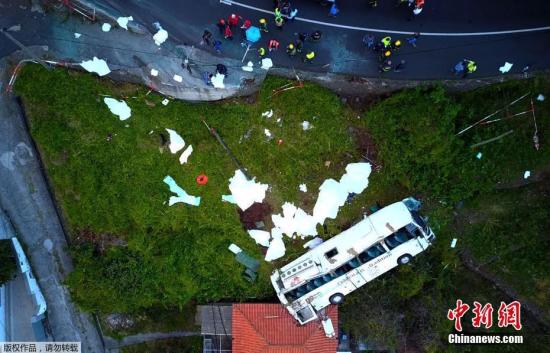 当地时间4月17日，一辆旅游大巴在葡萄牙马德拉岛发生交通事故，大巴在弯道上转完时失控后冲出公路，坠落山坡，目前已造成29人死亡。