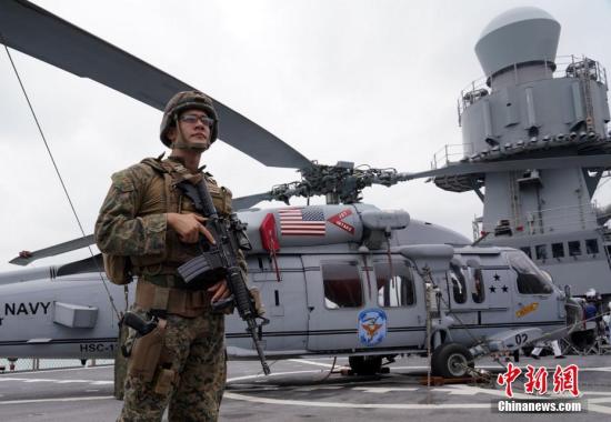 图为美国大兵全副武装守卫舰载直升机。<a target='_blank' href='http://www.chinanews.com/'>中新社</a>记者 张炜 摄