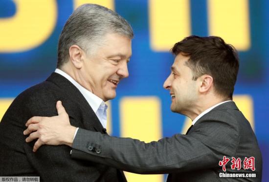 当地时间2019年4月19日，乌克兰基辅，现任总统波罗申科和喜剧演员泽连斯基的公开选前辩论在基辅奥林匹克体育场举行，两大候选人上演民众期待已久的”舌枪唇战“。